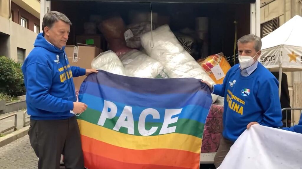 Preparazione di un convoglio di aiuti per la popolazione ucraina